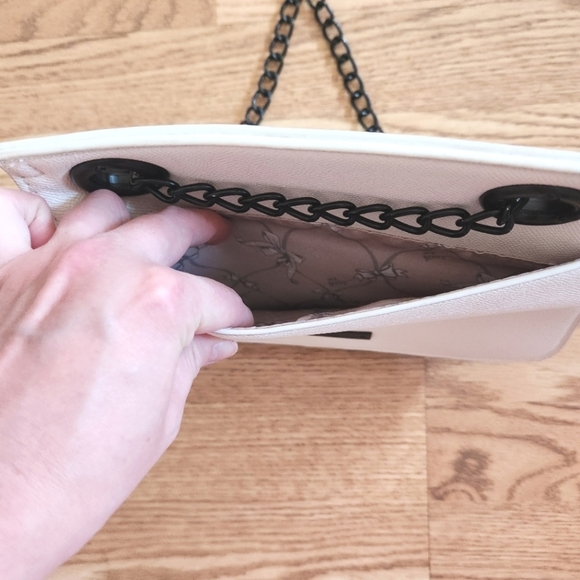 EUC Betsey Johnson Black and White Chain Crossbody Purse - Picture 5 of 7